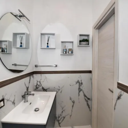 La Casetta Del Vicolo - Free Parking & 15 Min Station Apartman